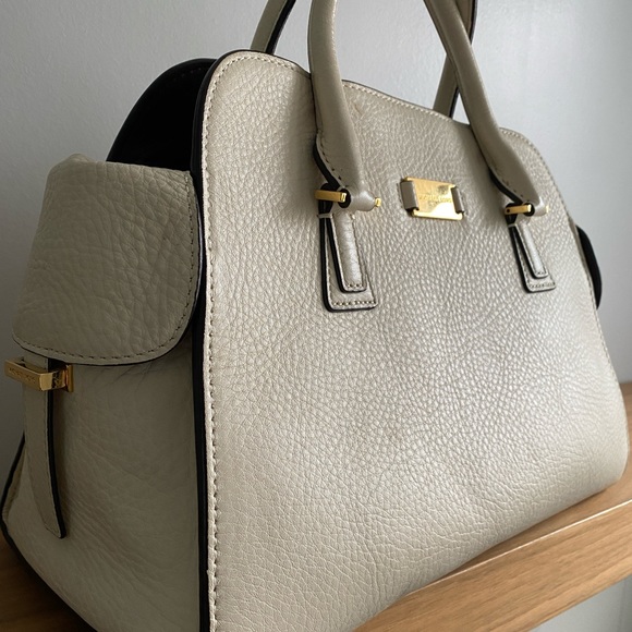 Winter white leather Michael Kors handbag. Gold details. Good condition. - Picture 3 of 4